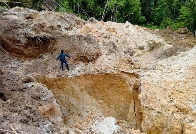 ilustrasi: lokasi penambangan ilegal jika dibiarkan akan merusak alam dan lingkungan