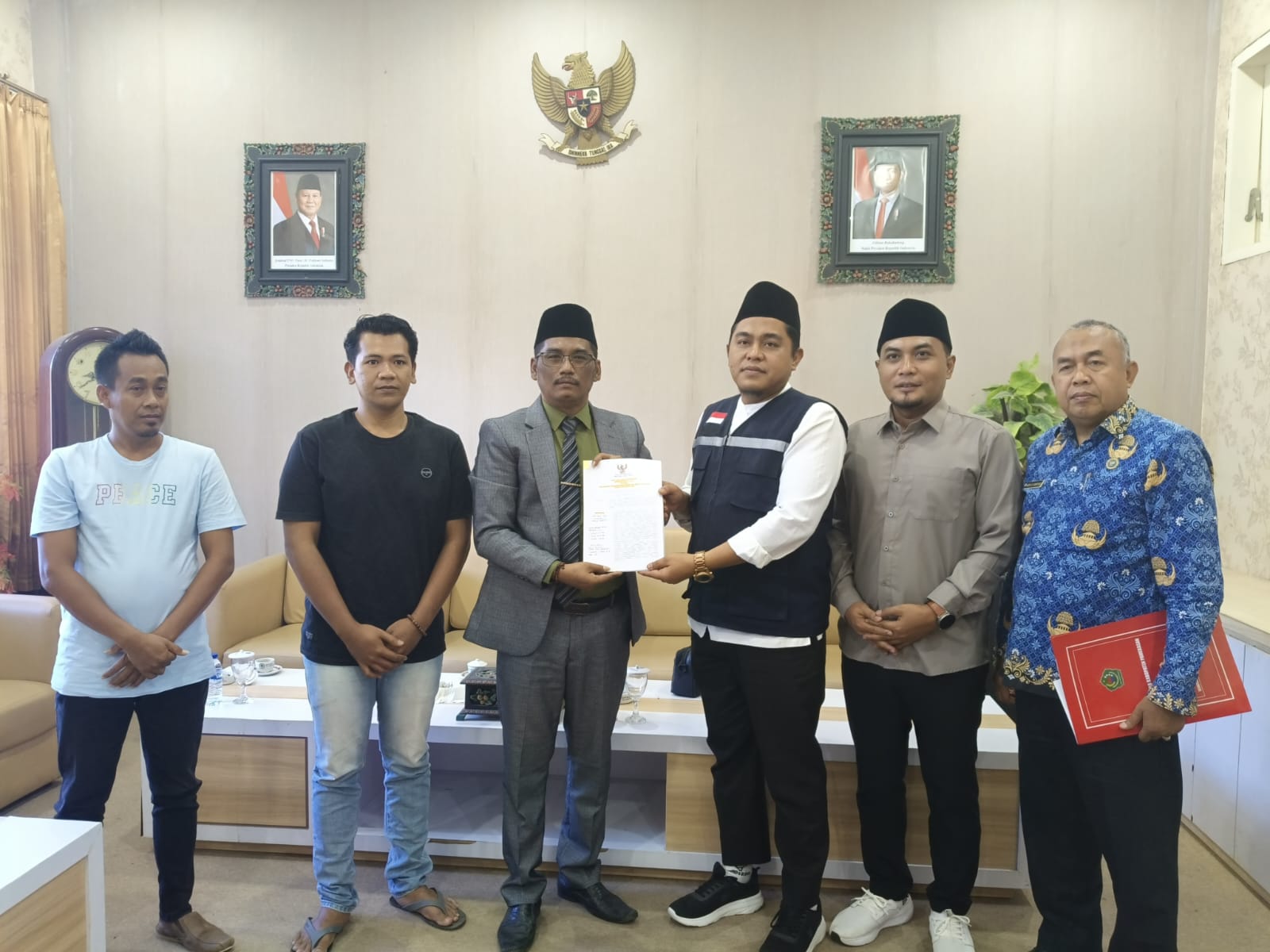 Ketua DPRD Pamekasan saat rapat dengar pendapat (RDP) terkait pemakzulan Bupati Pamekasan, Jum'at, (17/10/2025)