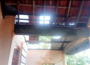 Rumah warga Palengaan yang rusak akibat diterjang angin saat huja , Senin (13/10/2025).