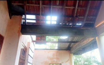 Rumah warga Palengaan yang rusak akibat diterjang angin saat huja , Senin (13/10/2025).