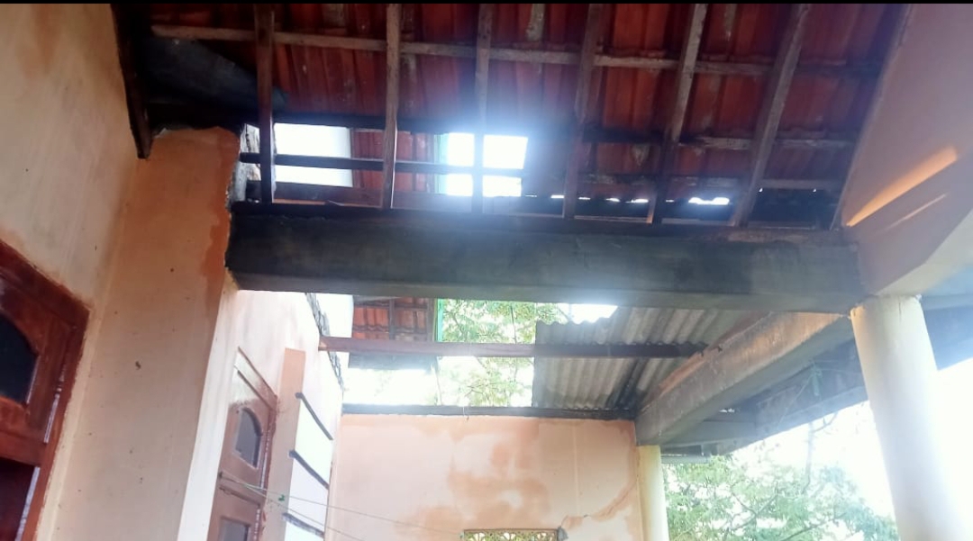 Rumah warga Palengaan yang rusak akibat diterjang angin saat huja , Senin (13/10/2025).