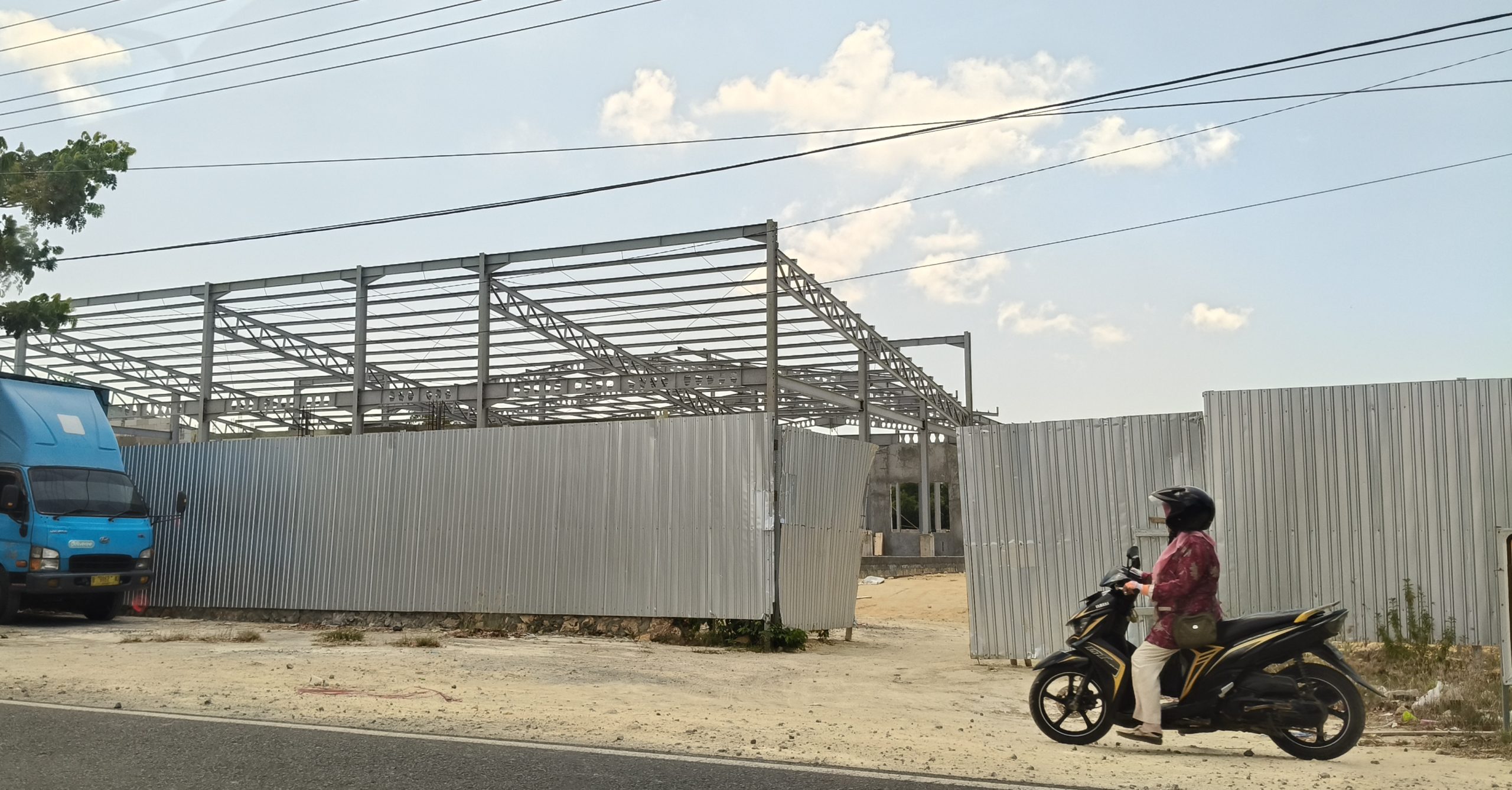 Pembangunan showroom Toyota yang diduga menggunakan sirtu ilegal di Pamekasan menuai sorotan.