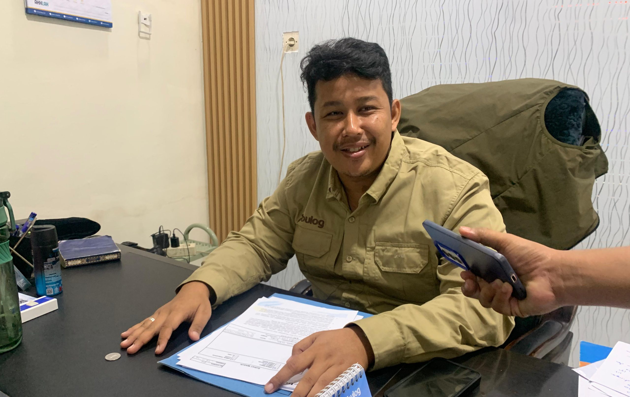 Kepala Perum Bulog Sub Drive XII Madura, Ahmad Rofii, saat dikonfirmasi di kantornya, Rabu (24/12/2025)