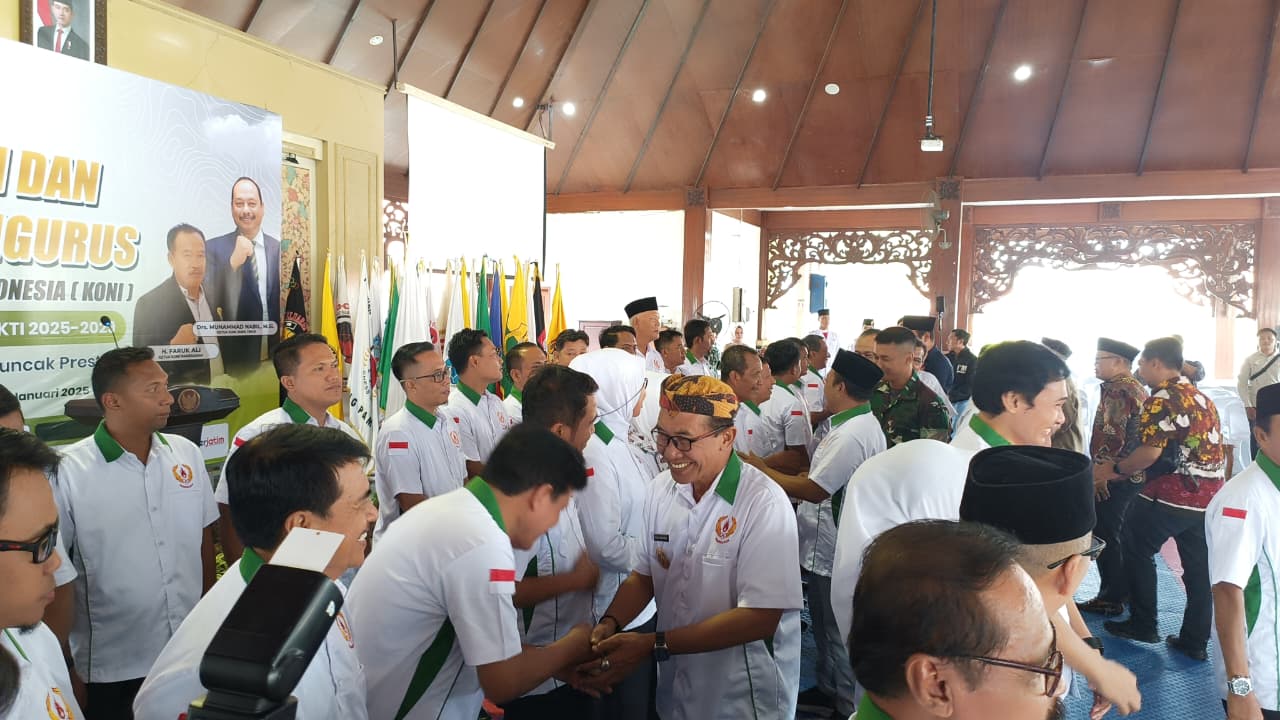 Suasana pelantikan Pengurus KONI Pamekasan yang dihadiri Forkopimda dan pemangku kepentingan olahraga daerah.