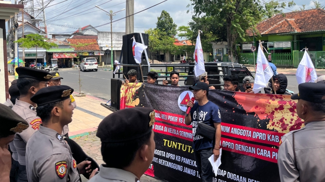 Gedung DPRD Kabupaten Pamekasan, Didemo aktivis Forkot terkait tata kelola proyek Pokok Pikiran (Pokir).