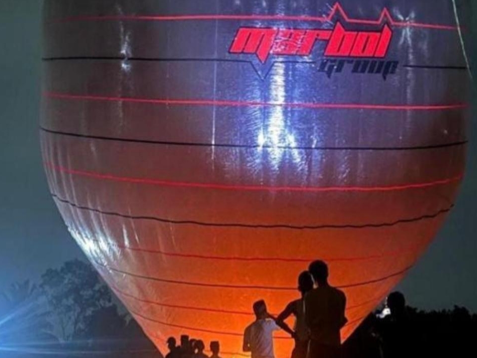 Sejumlah warga menerbangkan balon udara berukuran besar di desa Plakpak Pegantenan Pamekasan