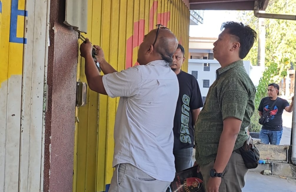 Tim Satreskrim Polres Pamekasaan saat melakukan penangkapan terhadap eks anggota DPRD Sumenep Terduga pelaku penipuan Rp1 miliar di, Jum'at (17/04/2026)